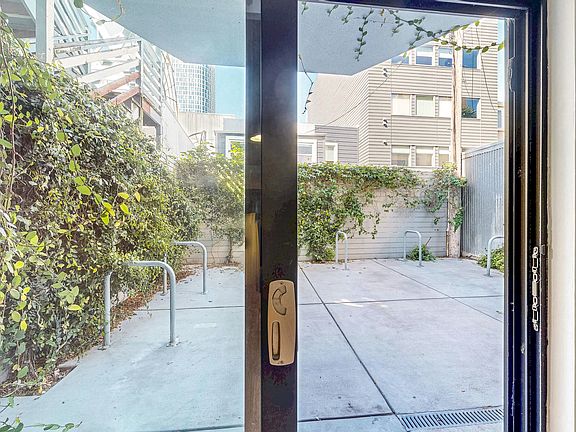 4th image of 1532 Howard St #101
