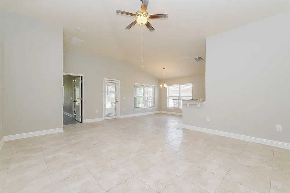 3 bed, 2.0 bath, 1978 sqft, $2,010 — Photo 4