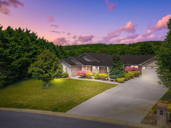 1018 Southwind Cir, Dandridge, TN 37725