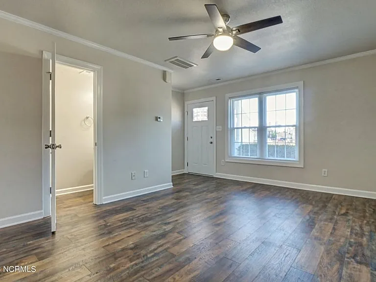 202 Bridgewood Dr — Photo 3