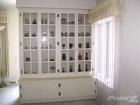 Beautiful built-ins in the dining room