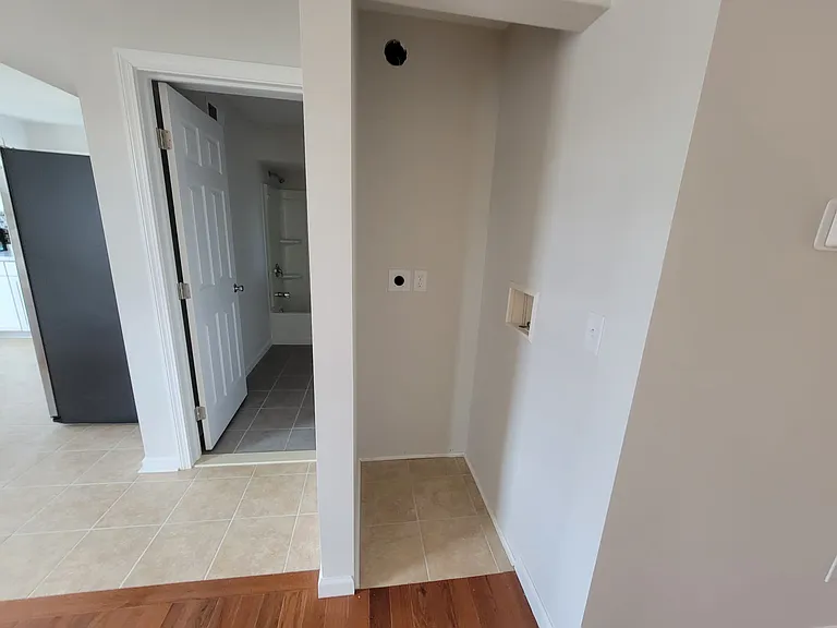 170 Farmington Ave #2 — Photo 25
