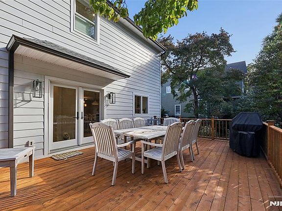 4th image of 584 Sylvan Place
