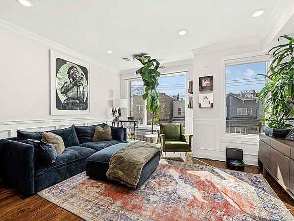 2nd image of 948 Summit Ave #2