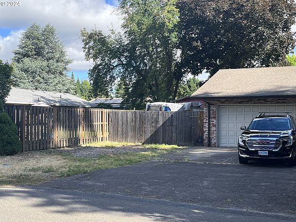 2nd image of 3747 SE Bentley St