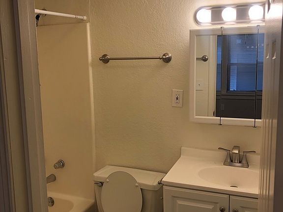 5th image of 4039 Charlotte St APT 1