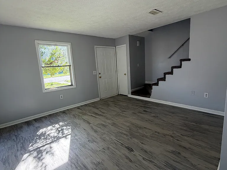 305 Churchill Dr #4 — Photo 4