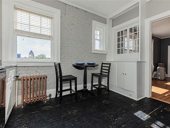 4th image of 904 W Market St