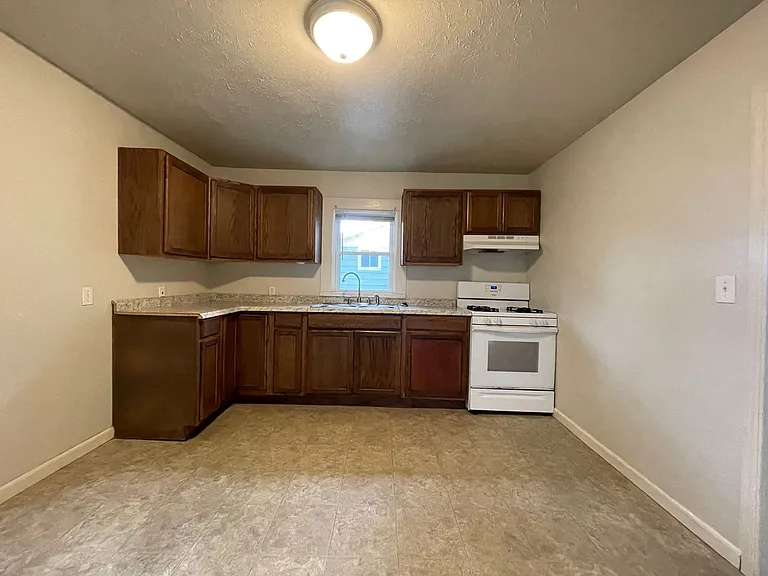 2605 E Division St — Photo 6