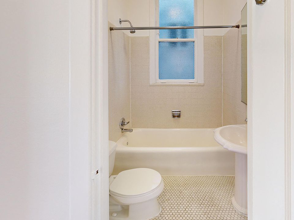Bathroom with a toilet, sink and bathtub
