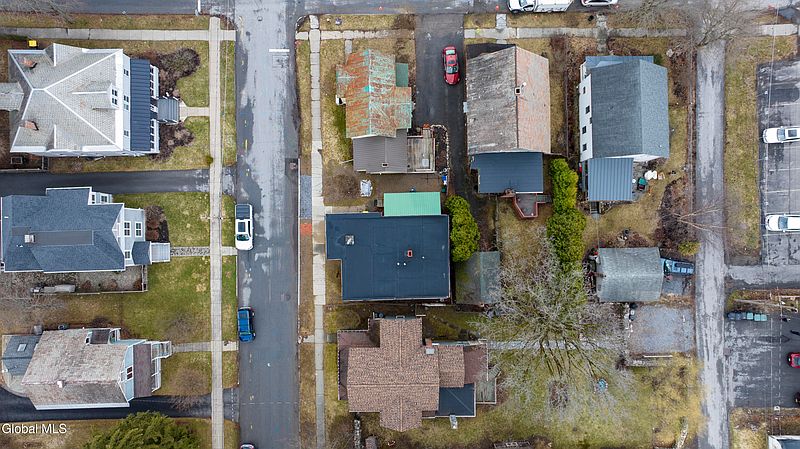 4th image of 28 Waterbury Street