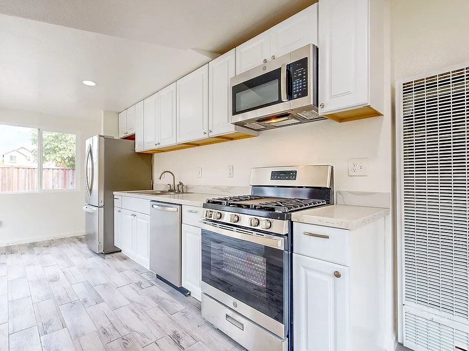 2113 Dennis Ln