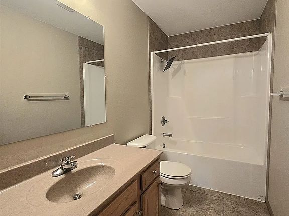 3rd image of 407 E 6th St #A