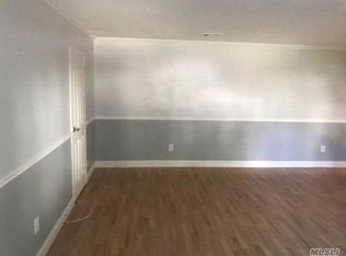 29 Navajo Ct, Coram, NY 11727