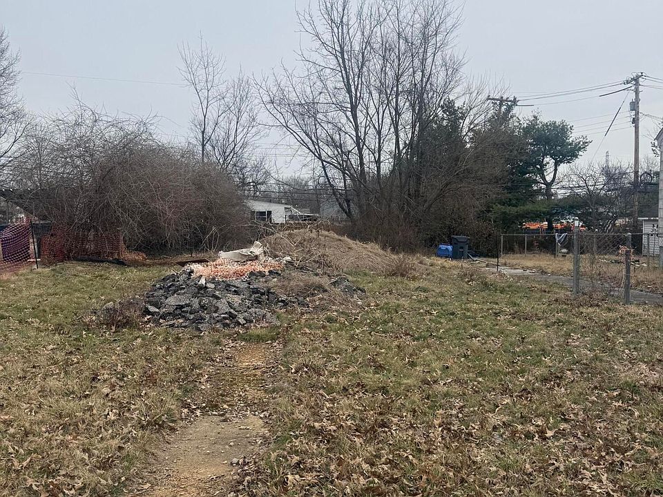 2nd image of 1030 Meadow Ln