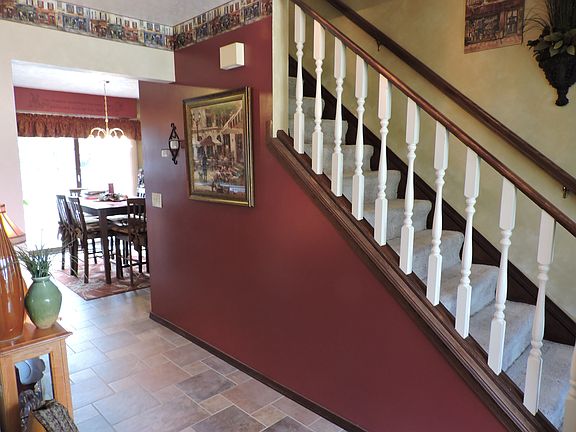 Foyer leads to kitchen/LR
