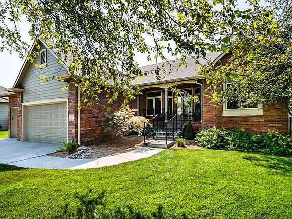 4th image of 817 N Crescent Lakes Cir