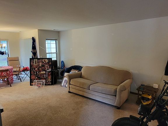 5th image of 137 White Oak Ct APT 4