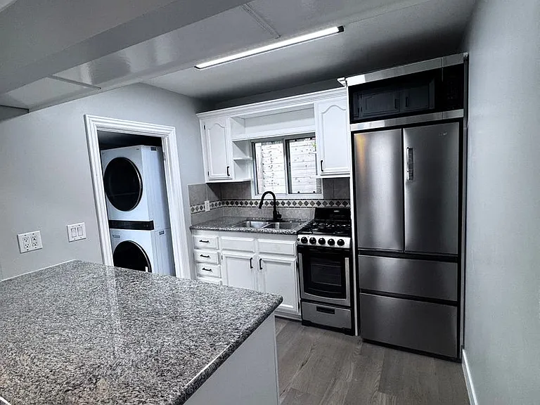 Modern Bungalow Located Blocks from Crescent Bay Beach-In Unit Laundry Included — Photo 3