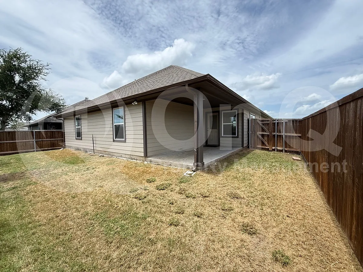 3 bed, 2.0 bath, 1832 sqft, $1,999 — Photo 3