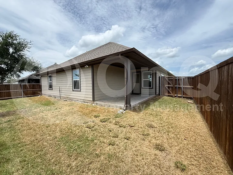305 Sunnyside Dr — Photo 3