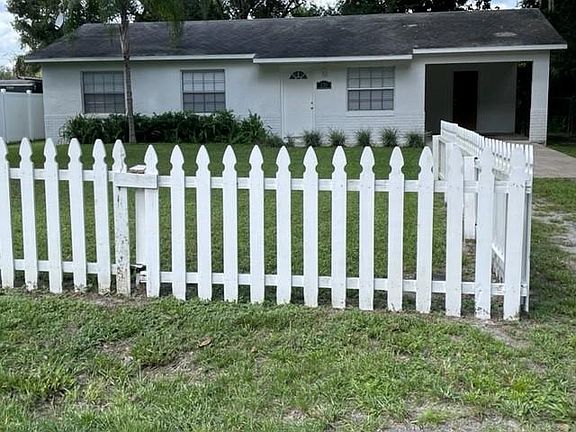 Picket fence front yard