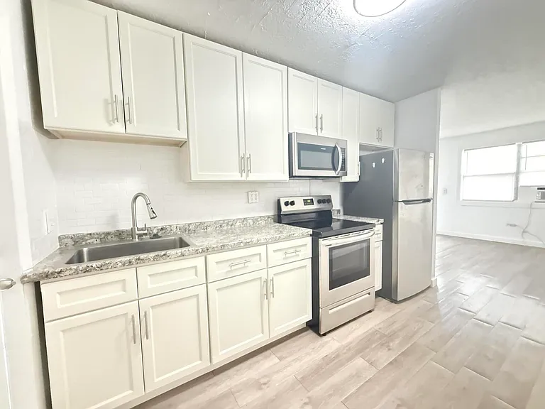 1015 SW 8th St #2 — Photo 4