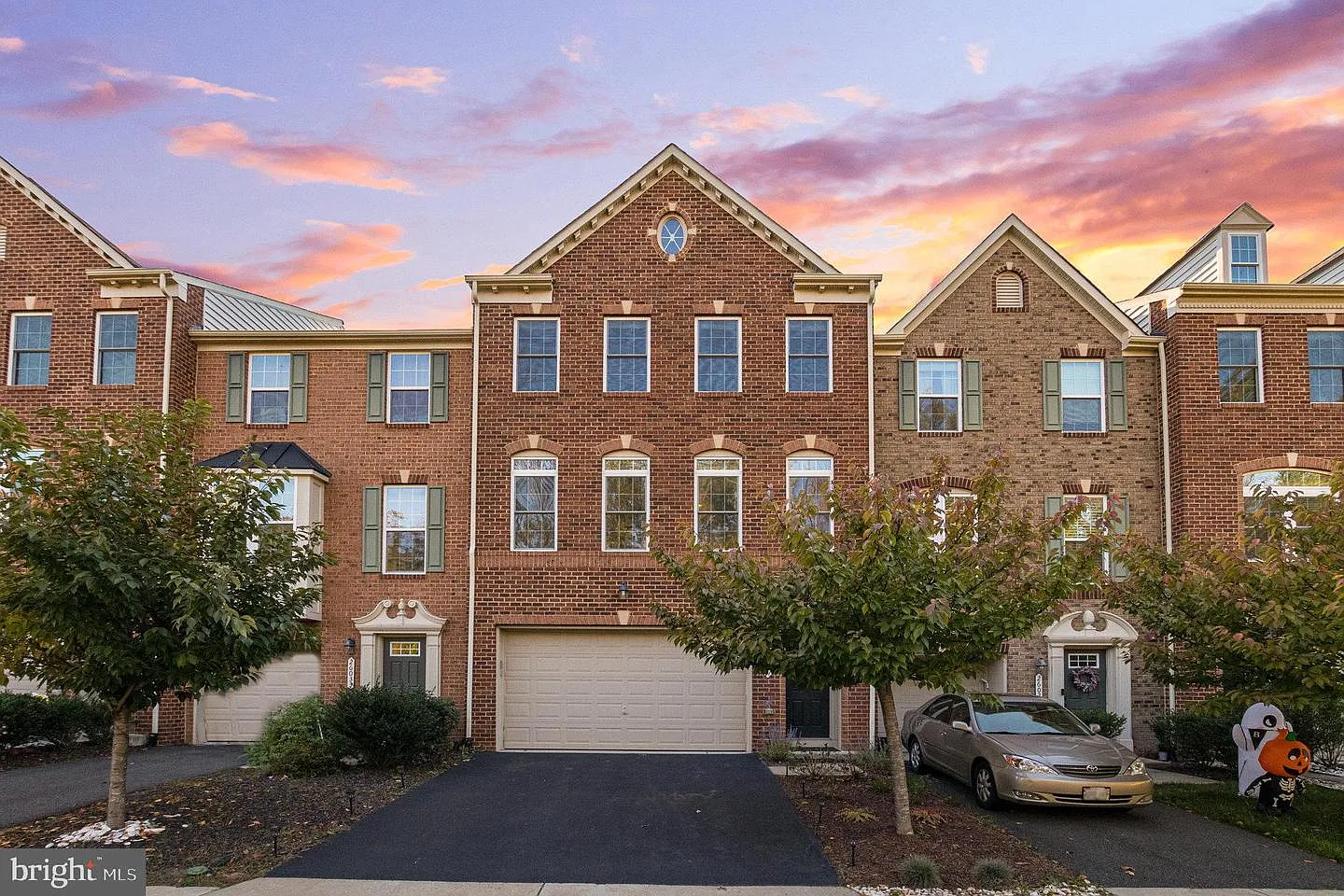 4 bed, 3.5 bath, 3201 sqft, $3,990 — Photo 2