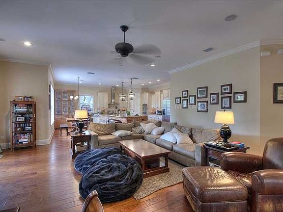 5th image of 681 Geneva Pl