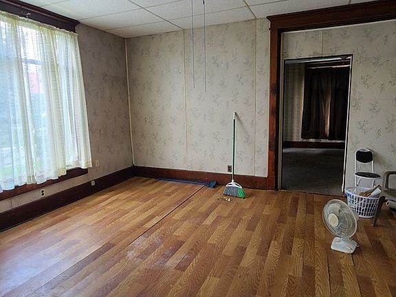 4th image of 702 E Harrison St