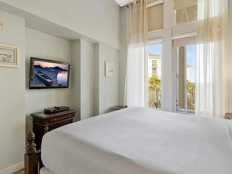 Master Bedroom High Ceilings