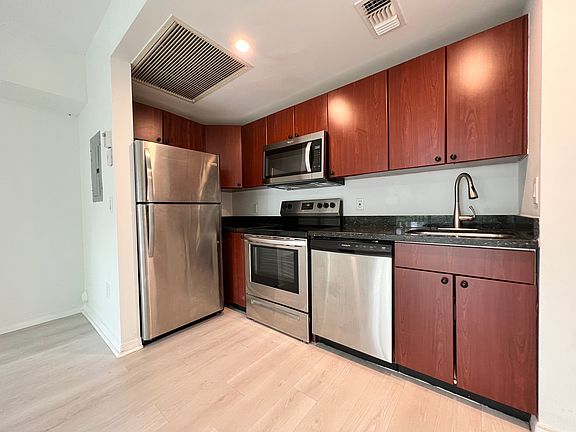 2nd image of 944 Bay Dr #4