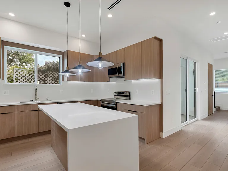16510 San Fernando Mission Blvd — Photo 28