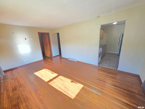 4th image of 909 & 909-1/2 Meadow Ave
