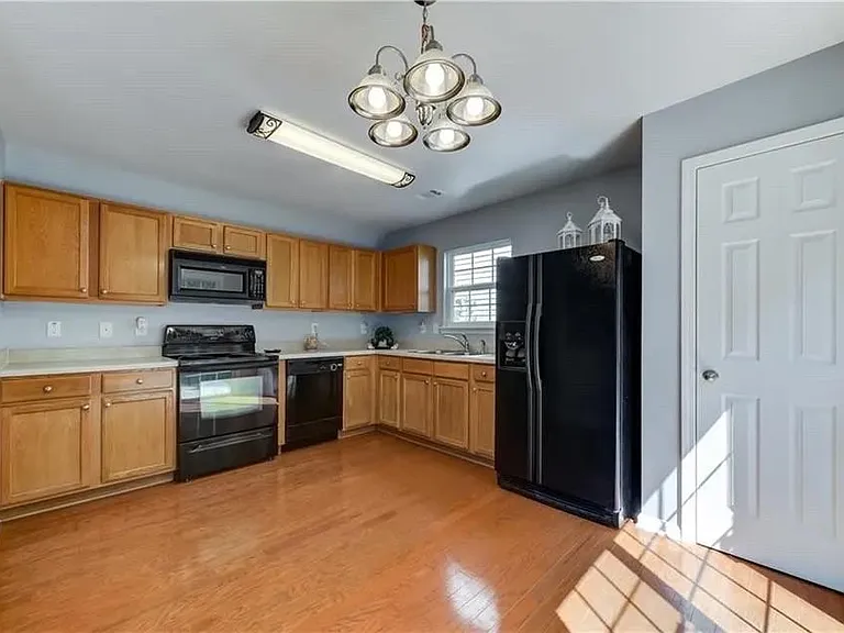 2820 Mayfair Dr — Photo 5