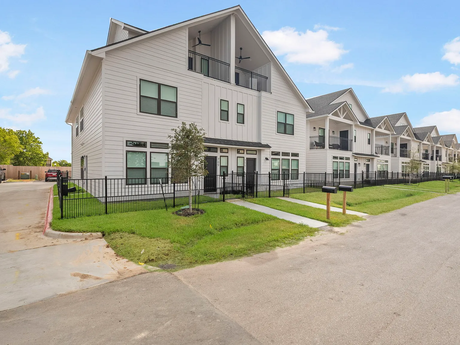 7 bed, 7.5 bath, $5,600 — Photo 1