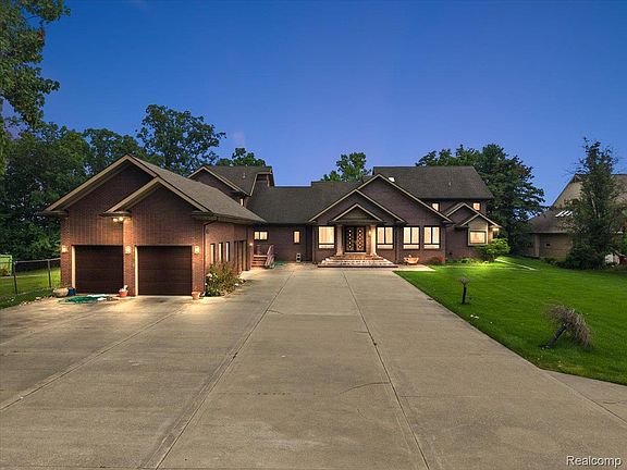 2nd image of 2612 Cove Ln