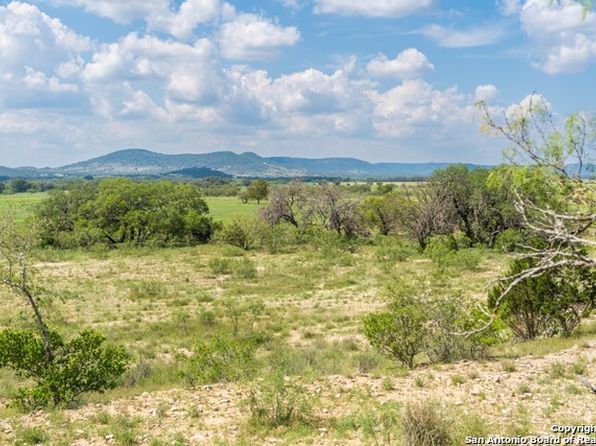 1050 B&R Road, Utopia, TX 78884