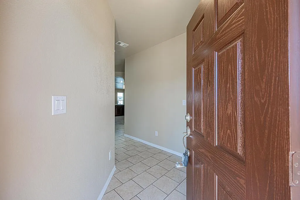 4 bed, 2.0 bath, 1838 sqft, $2,700 — Photo 4