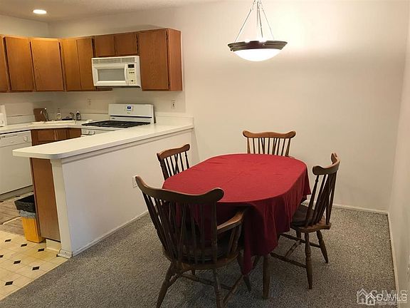 4th image of 199 Wycoff Way W