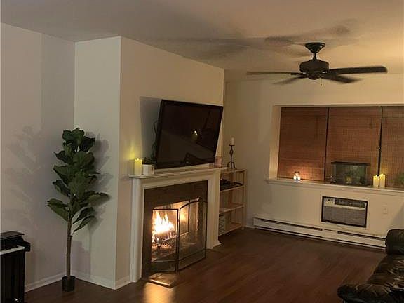 4th image of 33 Essex Ct #33