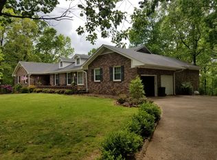 975 Twin Lakes Dr, Waynesboro, TN 38485