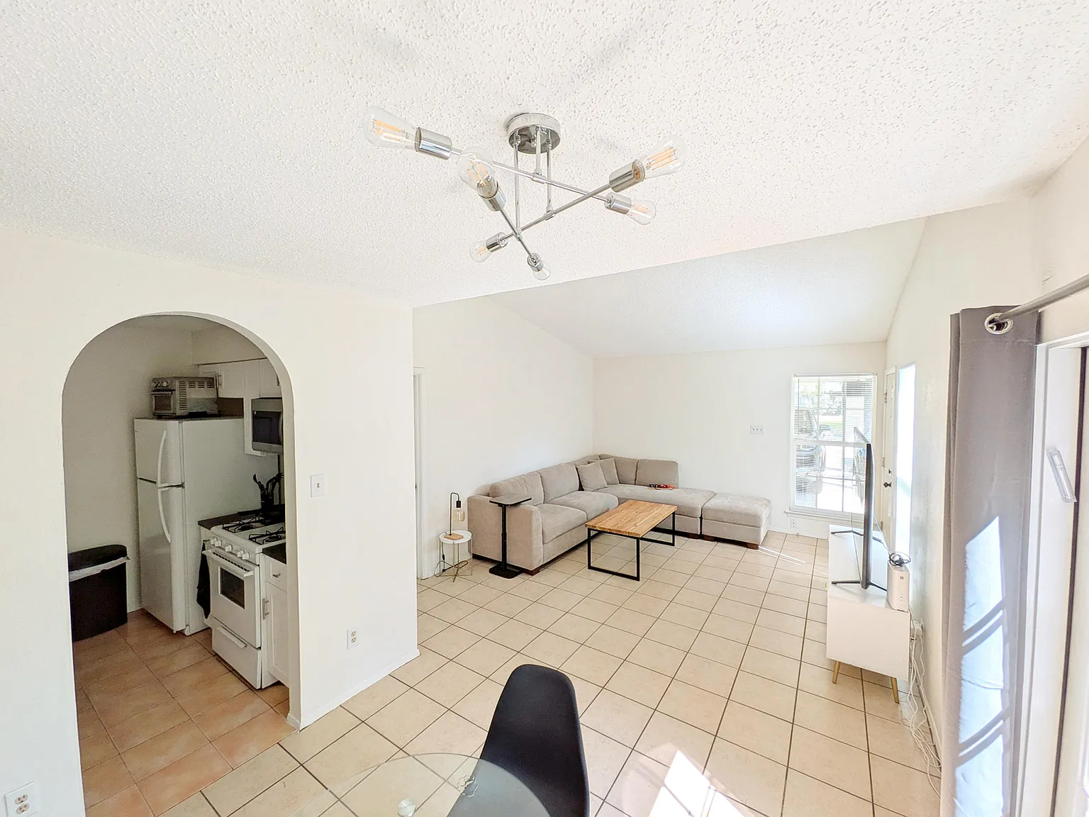 3 bed, 950 sqft, $1,795 — Photo 4