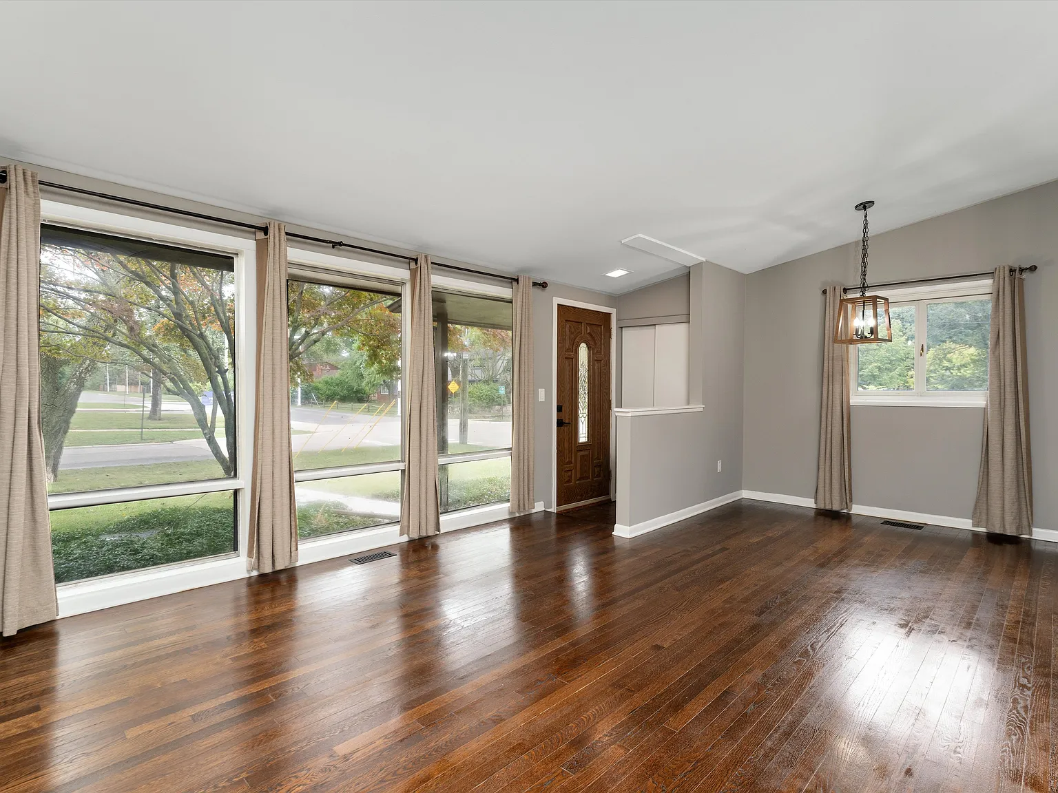 3 bed, 1.5 bath, 1058 sqft, $2,750 — Photo 2