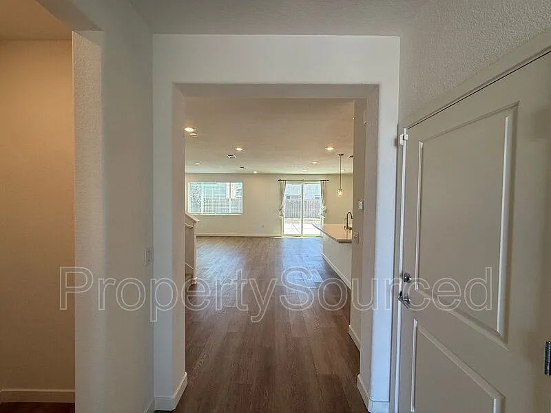 5 bed, 3.0 bath, 2450 sqft, $3,250 — Photo 4