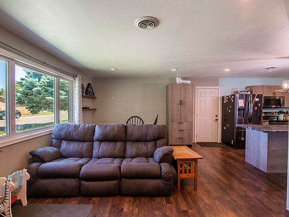 3rd image of 409 Birchwood Dr