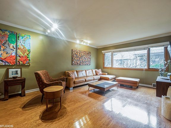 2nd image of 3542 N Pine Grove Ave #3542