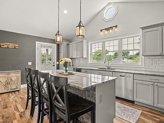 3rd image of 20 Mountain View St