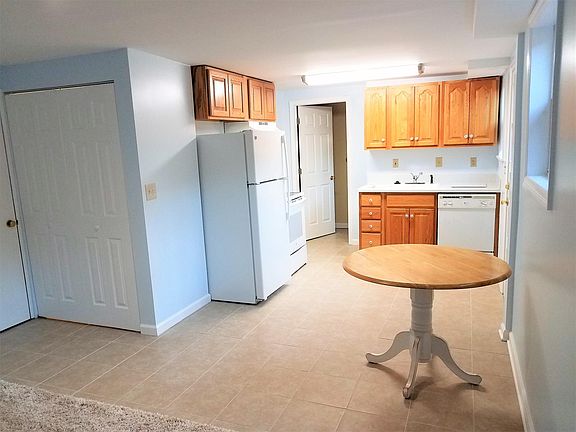 Fully equipped kitchen, walk-in closet