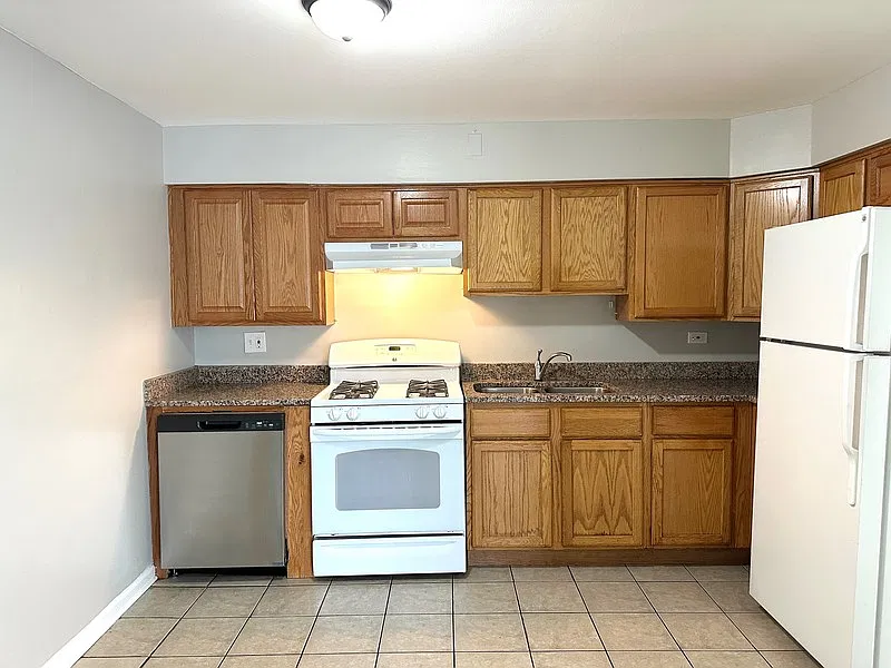 2 bed, 1.0 bath, 950 sqft, $1,570 — Photo 2